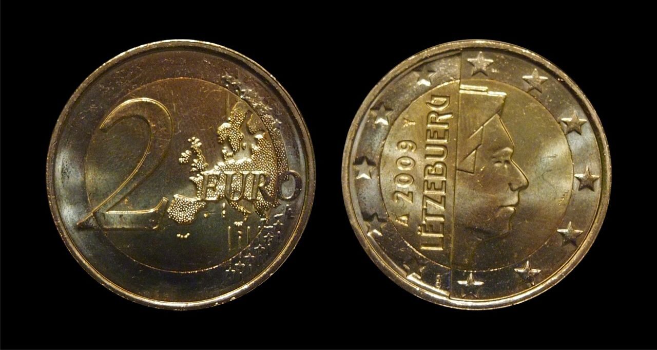 На продажу выставлена монета достоинством 2 евро 2009 года, страны ...